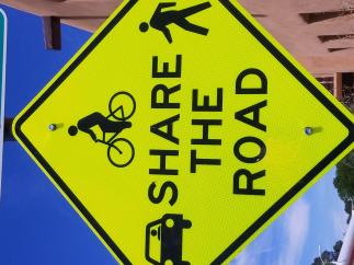 This sign only has required objects to deliver its message 